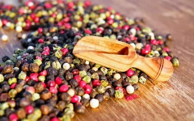 What is the difference between white pepper, black pepper and dehydrated green pepper?